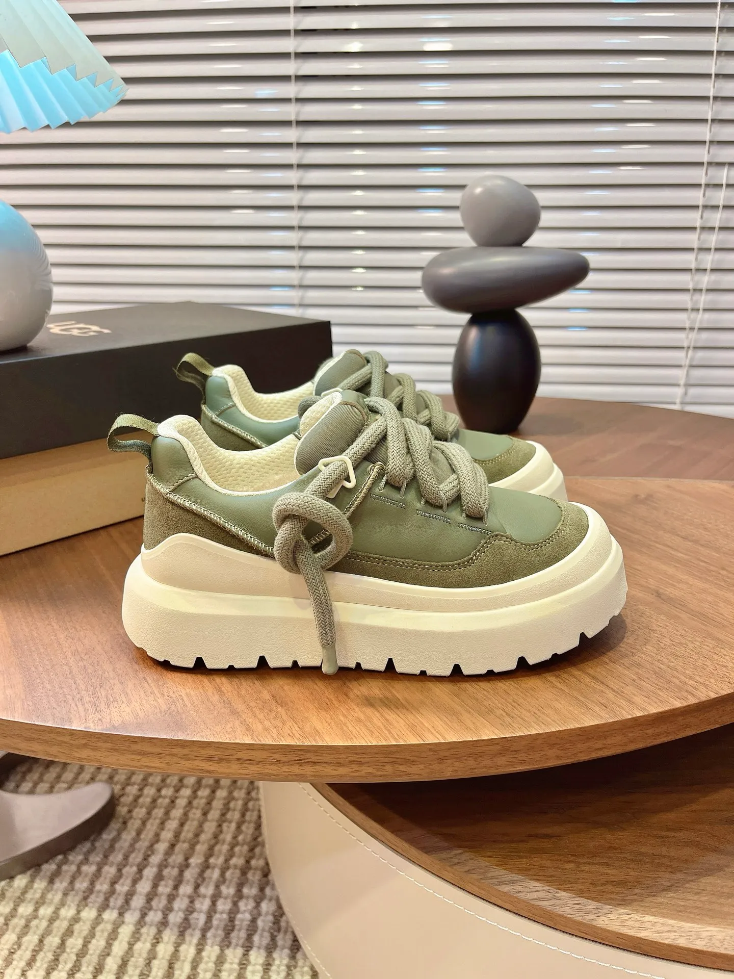 [UGG] P: 600💰 Couple shoes Size: Women's size 35-40 / Men's size 40-44 ugg top quality G131 What you see is what you get UGG new autumn and winter couple series cotton shoes snow boots cotton shoes fur shoes As a leading brand, this new pair also continues its consistent concept of comfort. It is light and comfortable on the feet, as if stepping on clouds. Moreover, its sole is made of EVA material, which is non-slip and wear-resistant. It is stable whether walking or running. You no longer have to worry about tired feet from walking! In addition to comfort, the design of this new pair is also super fashionable! The simple lines and smooth tailoring can be matched with both casual wear and formal occasions. Moreover, the plush decoration on the upper is the finishing touch, making the whole pair look more cute and playful. It is definitely a must-have item for trendy women! Upper: nubuck leather lining: wool